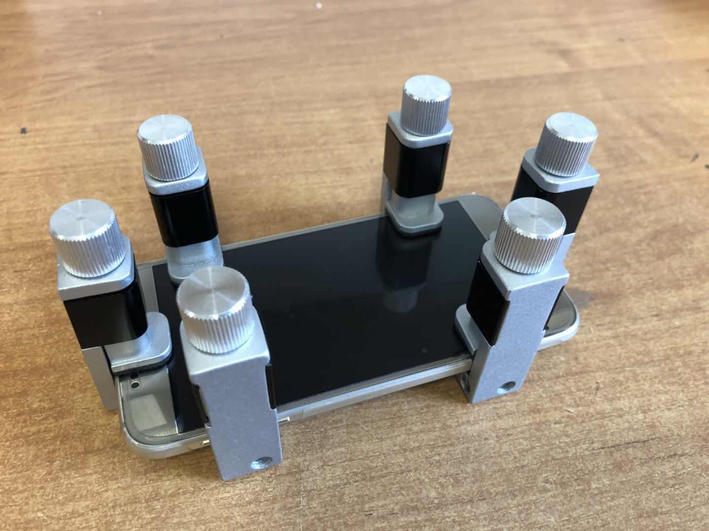 Regulační svěrák - držák na servis telefonu a opravu LCD