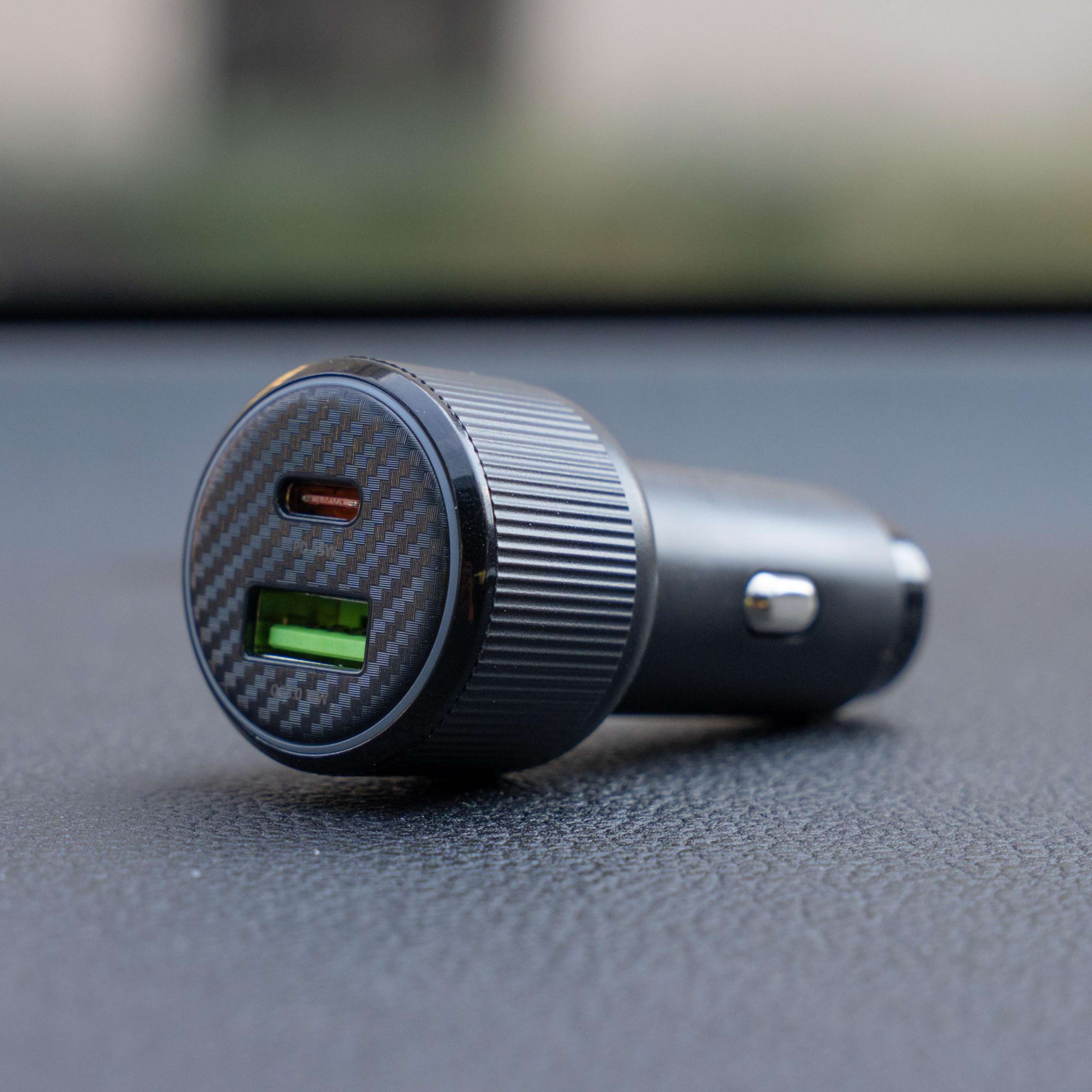 SWISSTEN Autonabíječka USB-A 18 W + USB-C PD 45 W + kabel USB-C 1 m