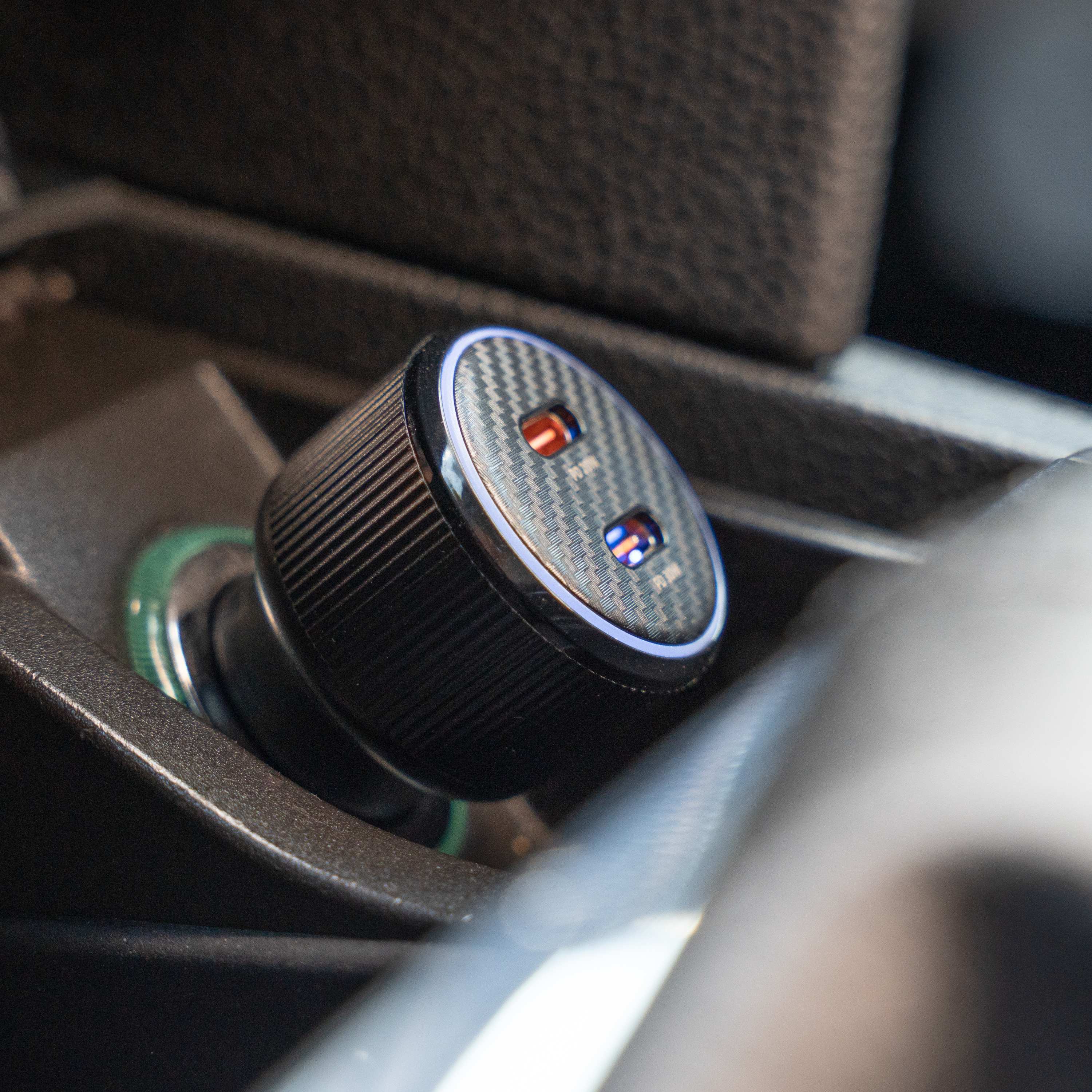 SWISSTEN Autonabíječka 2× USB-C Power Delivery 50W černá
