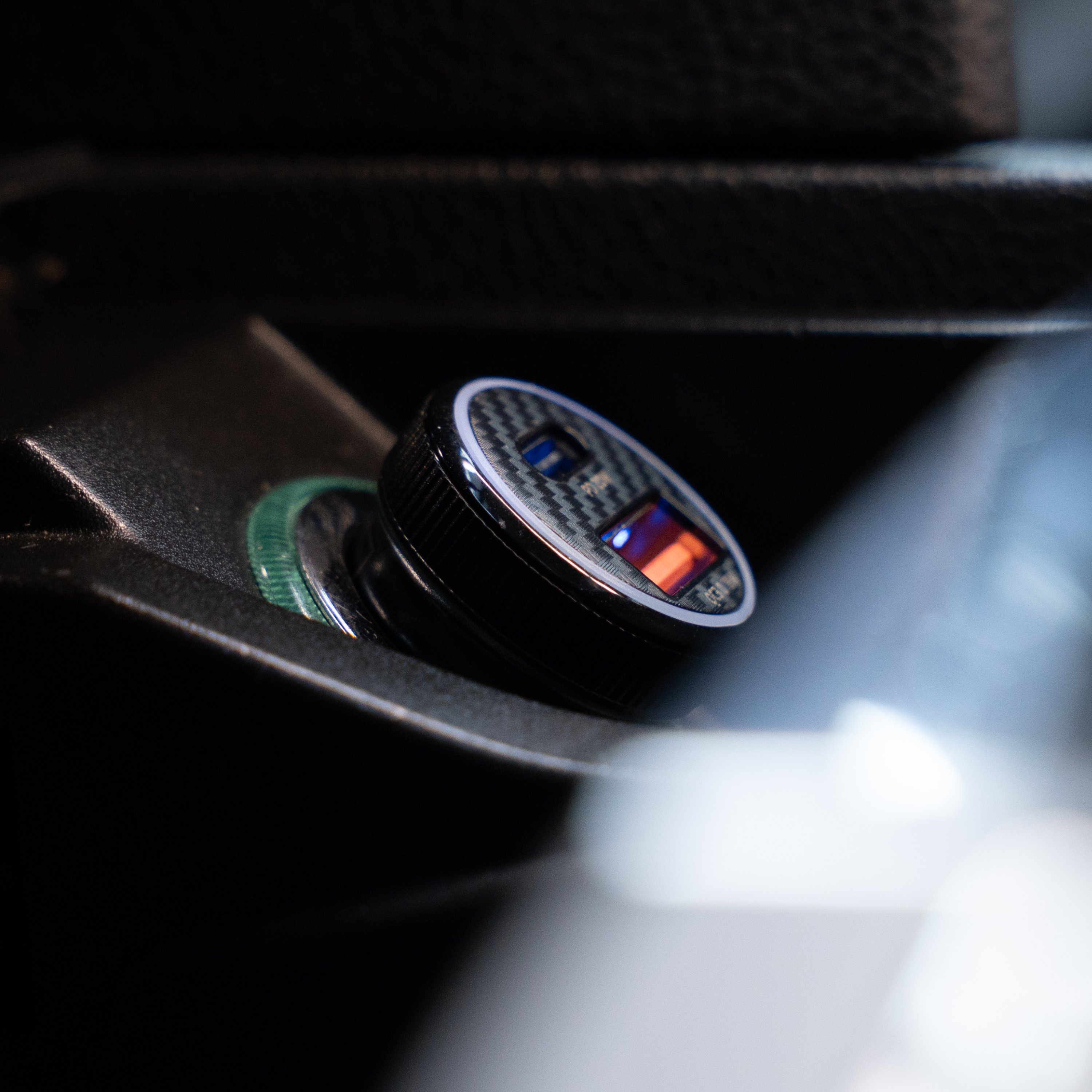 SWISSTEN Autonabíječka USB-C Power Delivery + USB-A Quick Charge 20W černá + USB-C kabel 1 m