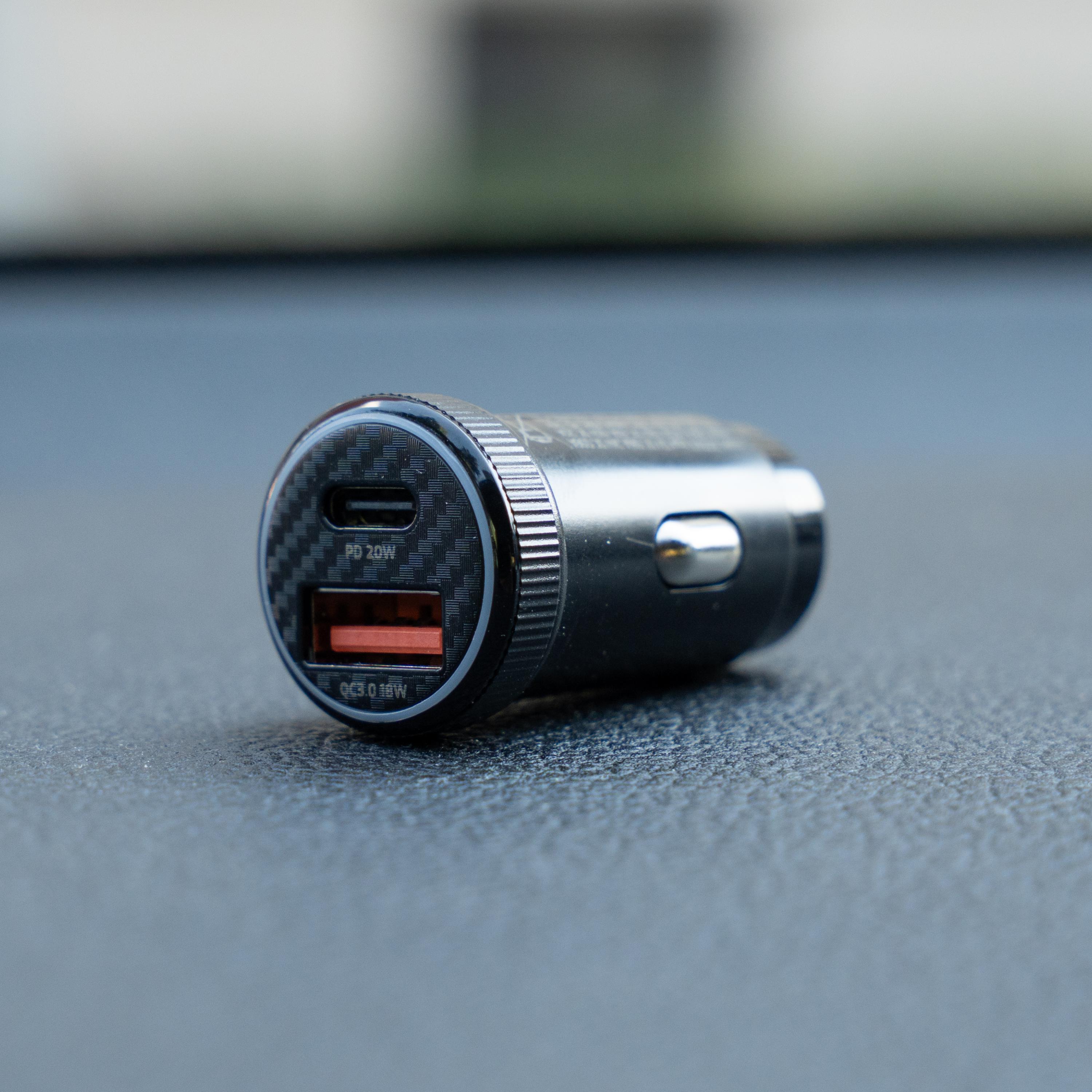 SWISSTEN Autonabíječka USB-C Power Delivery + USB-A Quick Charge 20W černá + USB-C kabel 1 m